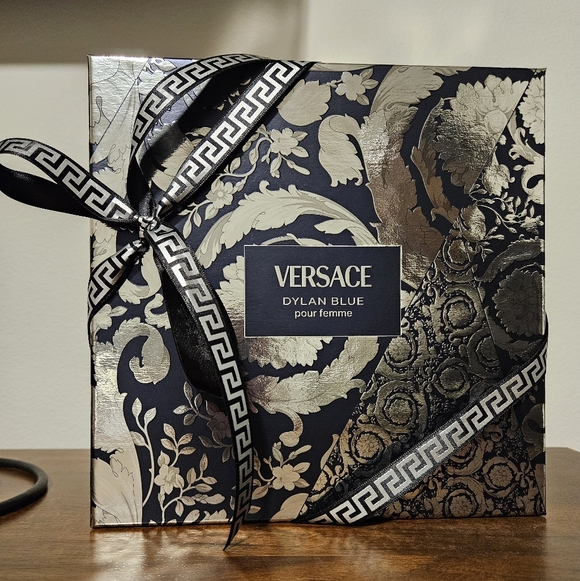 Versace Parfums Black Round Cosmetic Bag - Picture 11 of 12